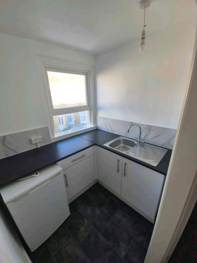 Room with ensuite and kitchenette Main Photo