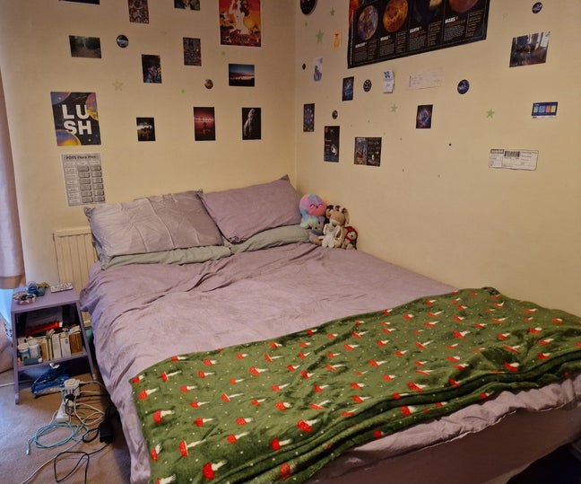 Room in 4 bed house available  Main Photo