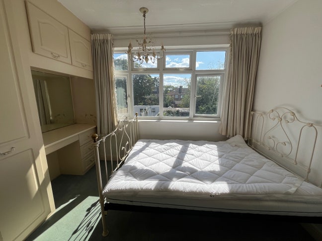 Beautiful bright double bedroom overlooking garden Main Photo