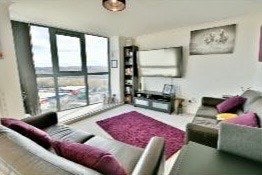 Stunning 2 Bed Flat with Panoramic View Over River Main Photo