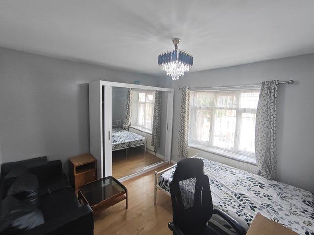 Spacious Double Room – East Ham Main Photo