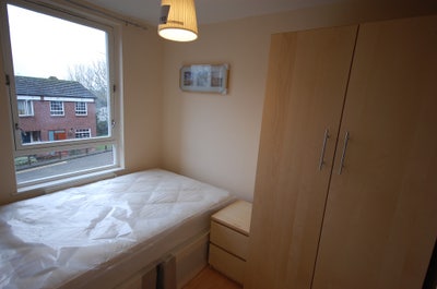 Bright room in professional Southfields flatshare Main Photo