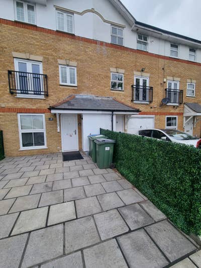 5 Bed 5 Ensuite House SE28 London Main Photo