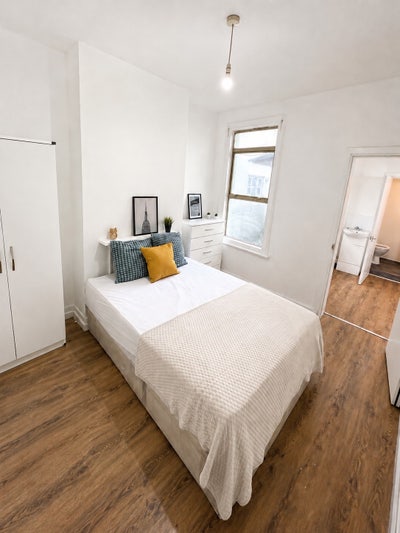Brith and New One Bed House Ready to Move In Main Photo