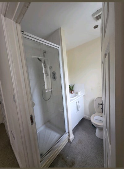 En-suite bedroom  Main Photo