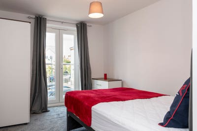 Modern Rooms - Hampton- all bills inc. NOW Main Photo