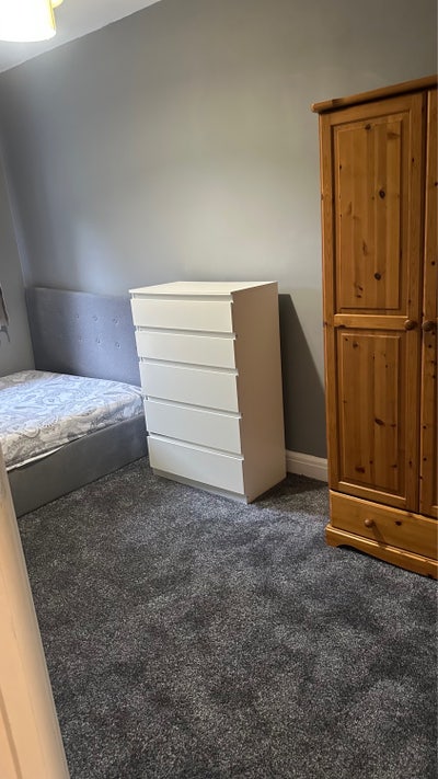 Newly Decorated One-Bedroom Flat  Main Photo