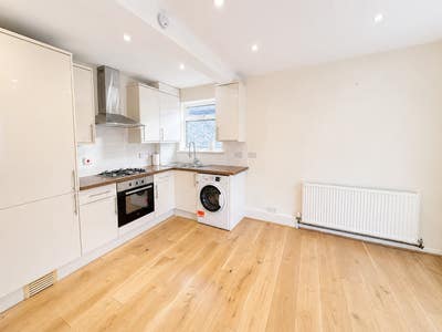 2 Bedroom Ground Floor for Rent &pound;1,600 Feltham Main Photo