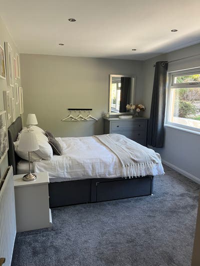 Beautiful double room, en-suite and living room Main Photo