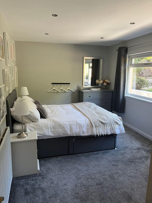 Beautiful double room, en-suite and living room Main Photo