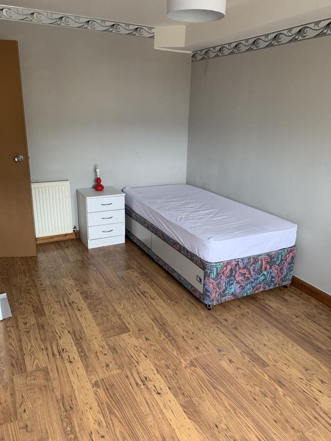 Clean and quiet room to rent (for female) Main Photo