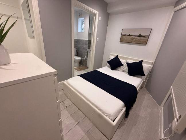  Double Room with Private Ensuite – Sutton Main Photo
