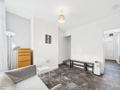 3 double and 1 single room to rent Main Photo