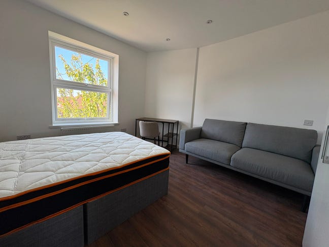 4 Rooms Brand New Flat 6 mins to Bakerloo Line Main Photo