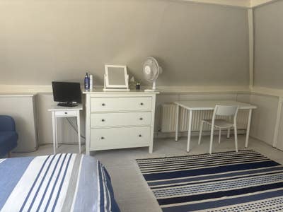 Large attic room 2 Nights a week Main Photo
