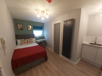 SW20 Amazing double Private Bathroom Free WIFI  Main Photo