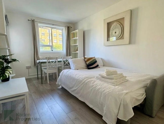 A cozy bedroom in flat near UCL Main Photo