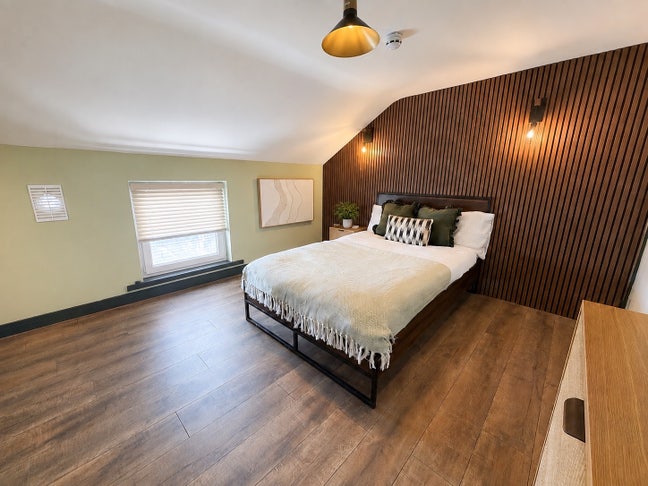 Newly refurbished room available now 🛏️ Main Photo