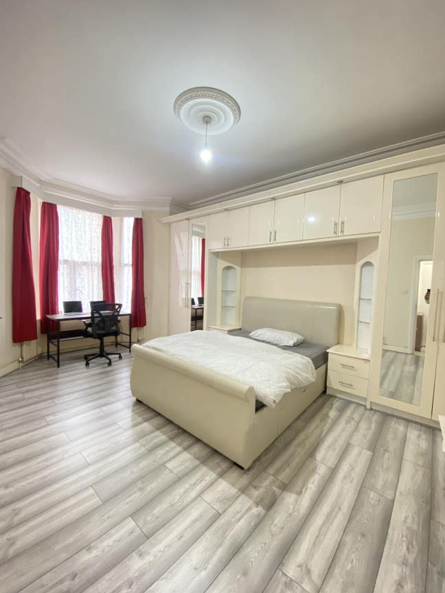 Spacious Wardrobe Room ~ NO DEPOSIT 📌 Main Photo