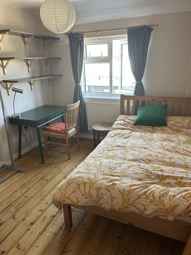 Large double room available in friendly house. Main Photo