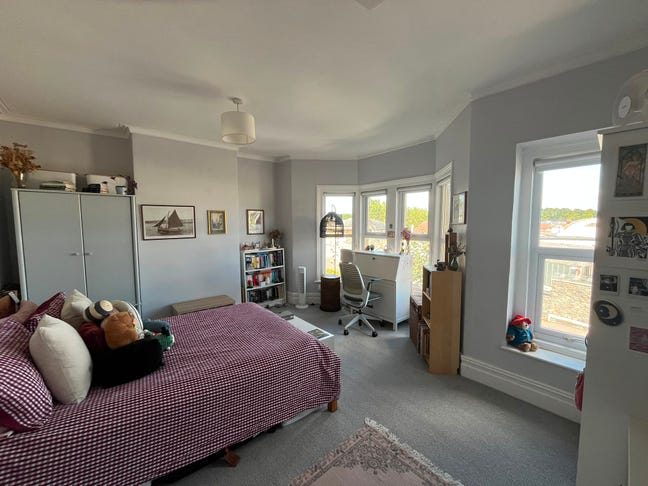 2 Rooms Available in Friendly Sandy Park Road Home Main Photo