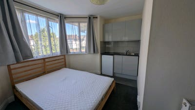 Double room, shared wc+kitchen, tube 50 metres Main Photo