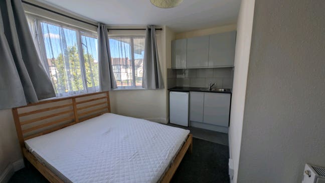Double room, shared wc+kitchen, tube 50 metres Main Photo