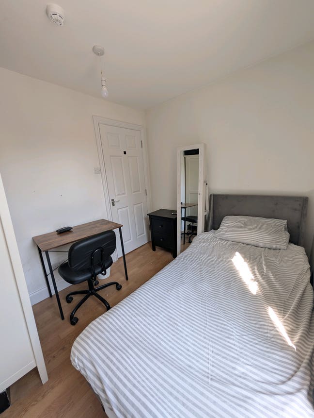 Bright Single Bedroom - Bills Included Main Photo