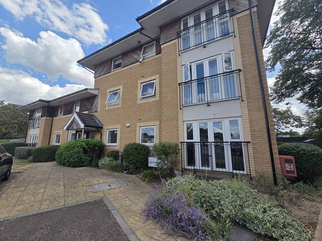 2-Bedroom Ground-Floor Apartment – Gidea Park, RM1 Main Photo
