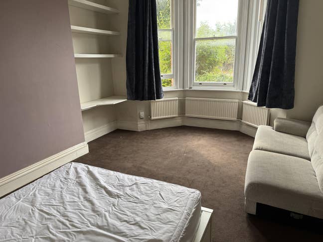 Large double room 17ft x 14ft Main Photo
