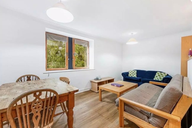 1 double bed with separate bathroom. Main Photo