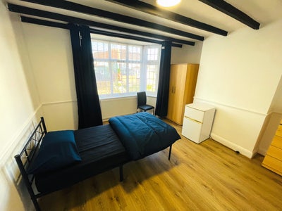 Spacious rooms available in Northolt  Main Photo