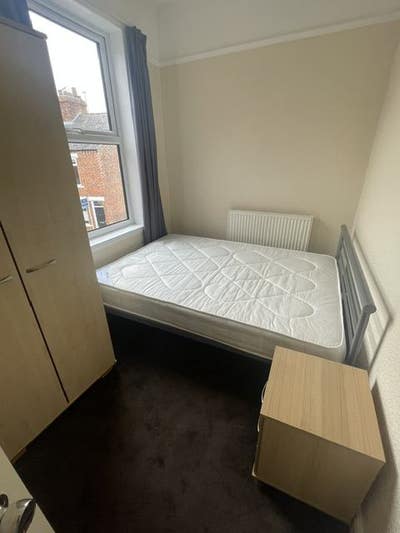 Double room in student house of 4/ South Bank area Main Photo