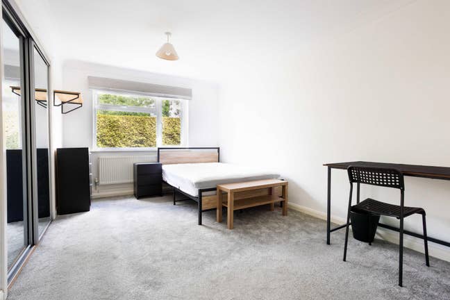 Room in a Shared Flat, Thornton Close, GU2 Main Photo