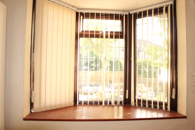 Room @ RM9 5Ej for Female with Front Garden View. Main Photo