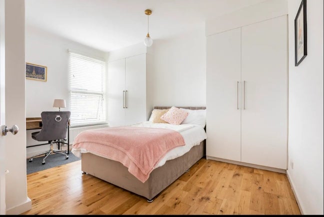 Spacious room with double bed -All bills Included  Main Photo