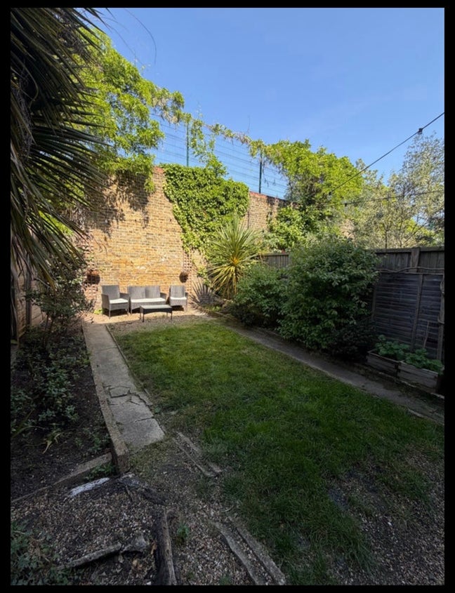 Room in a lovely house with garden  Main Photo