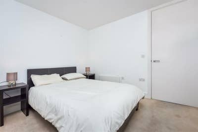 Bright Double Room Available in Borough Main Photo