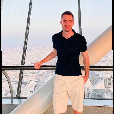 37yo professional moving to London Main Photo