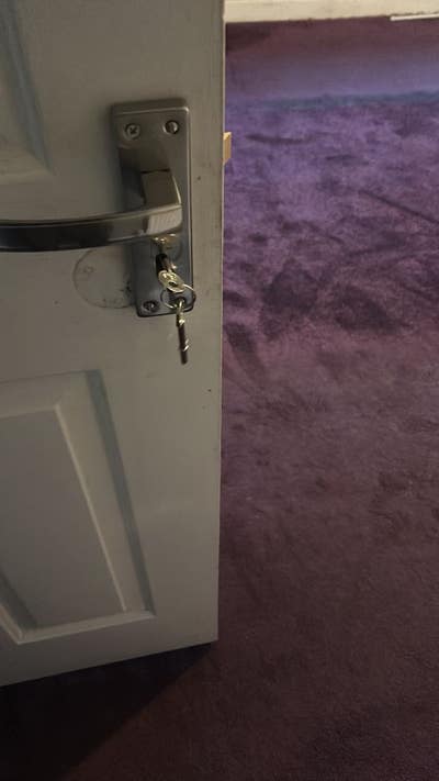 Bright & Comfortable Furnished Double Room E6 Main Photo