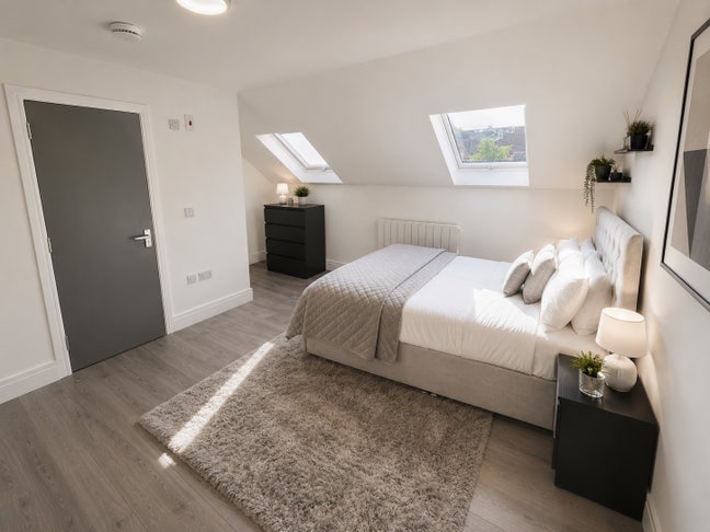 2 Ensuite Rooms - LU1 Main Photo