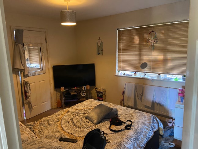 Large room with en-suite in large house Main Photo