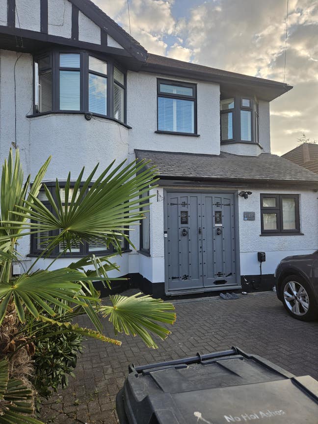 Beautiful Modern Home – Rooms Available in Vibrant Main Photo