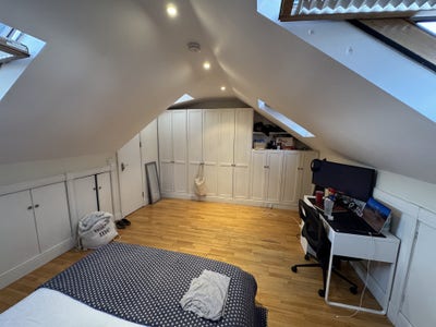 Spacious double bed on Hurlingham Road Main Photo