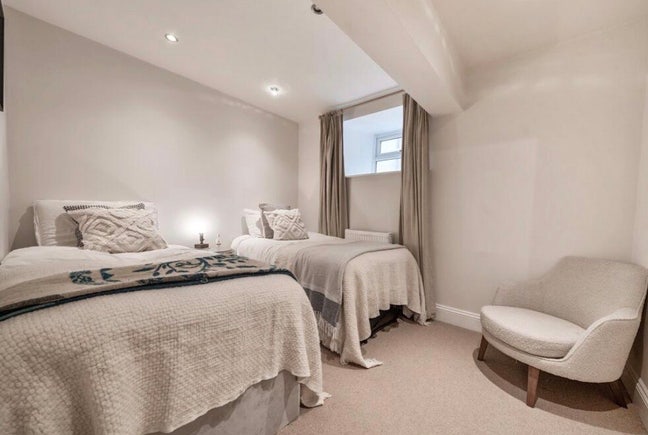 Quiet bedroom in Clifton maisonette Main Photo
