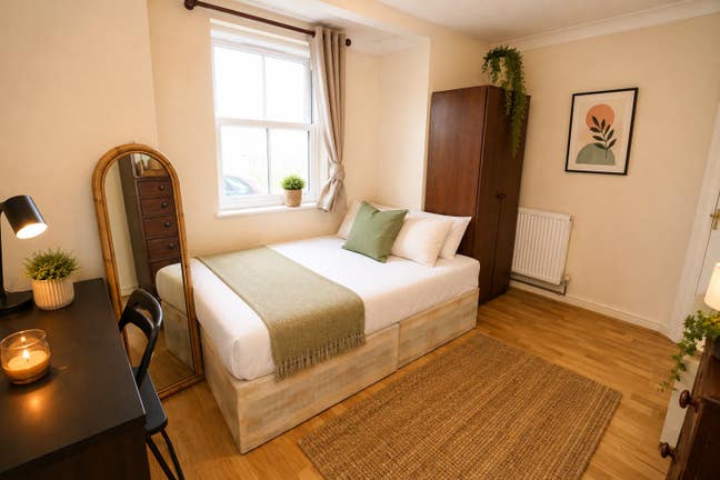 Stunning En-Suite! Riverside Flat with Living Room Main Photo