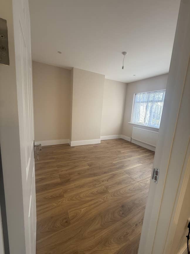Spacious double bedroom in North Cheam Main Photo