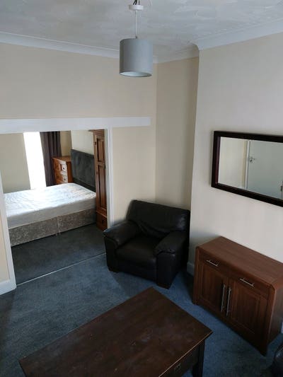 X2 rooms in renovated house in splott   Main Photo