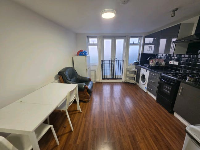 Studio flat to rent in Whitton Main Photo