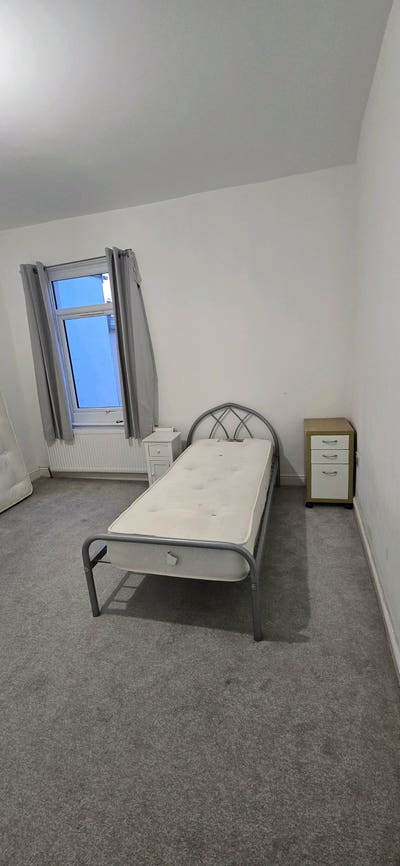 Double room availabe close to university Main Photo